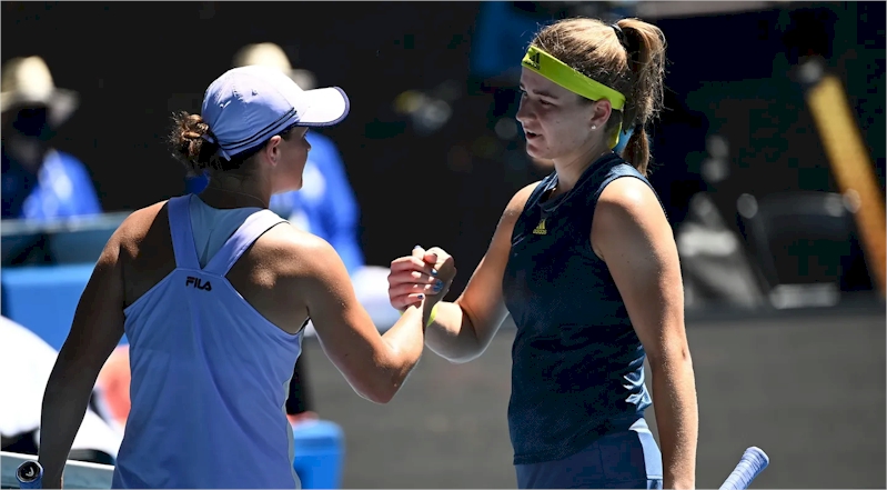 Asleigh Barty (esquerda) e Karolina Muchova (divulgação WTA Tennis)