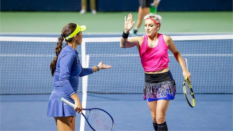 Jessica Pegula (esq) e Bethanie Mattek-Sands (divulgação Dubai Duty Free Tennis)