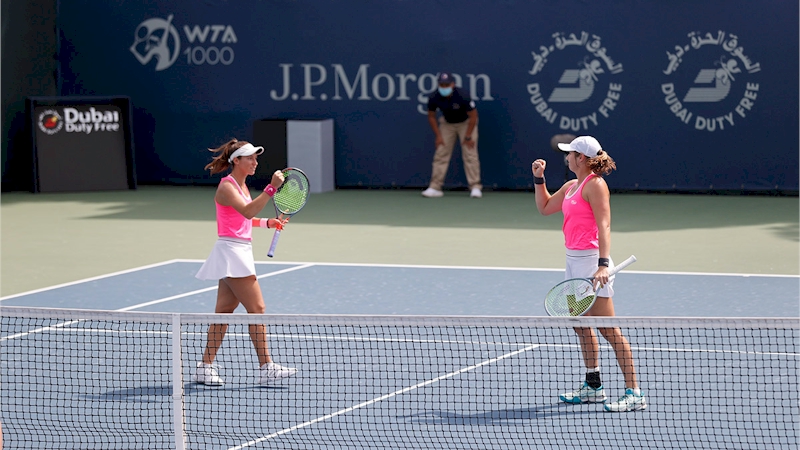 Luisa Stefani (esq) e Hayley Carter (divulgação Dubai Duty Free Tennis Champioships)