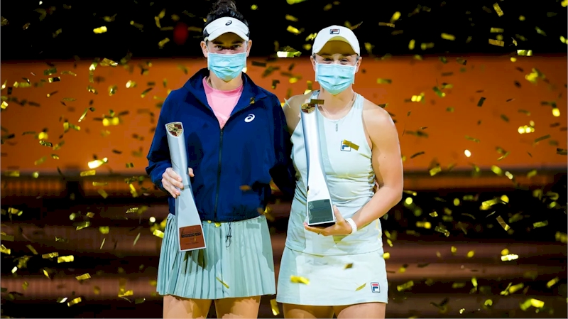 Jennifer Brady (esq) e Asleigh Barty (divulgação WTA Tennis)
