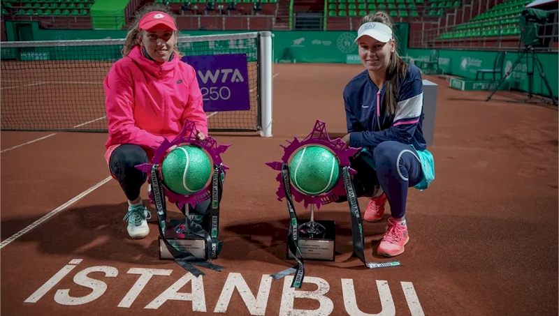 Elise Mertens (esq) e Veronika Kudermetova (divulgação WTA Tennis)