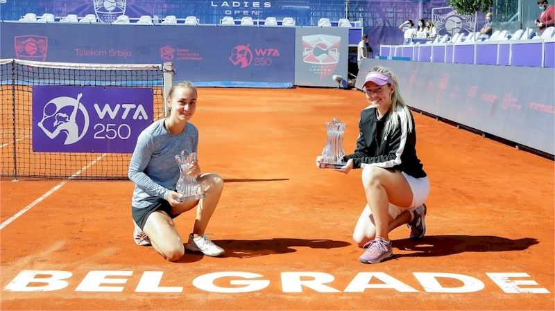 Aleksandra Krunic (esq) e Nina Stojanovic (divulgação WTATennis)