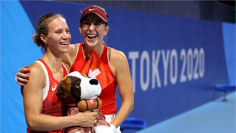 Vitorija Golubic (esq) e Belinda Bencic (divulgação WTA Tennis)